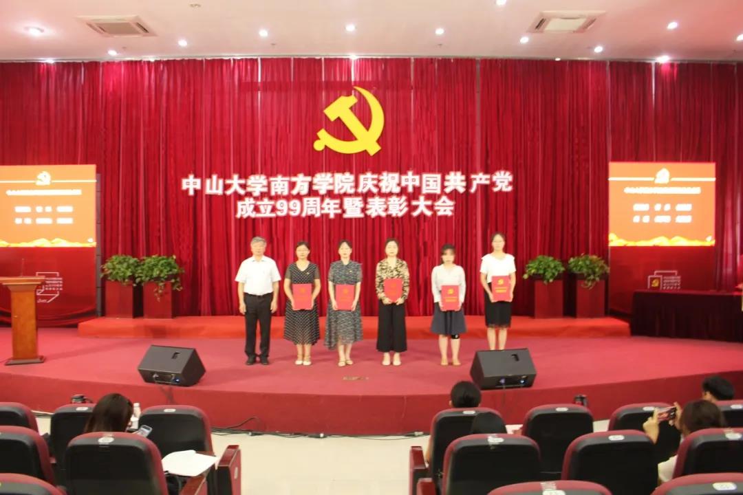 党委书记李建超同志 为党建研究优秀成果获得者颁发证书 党委书记李建超同志 为党建研究优秀成果获得者颁发证书
